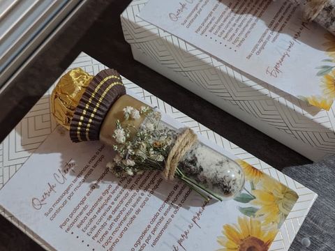 Lembrança da Zen Flow preparada em uma ocasião especial, com cartão de cuidados, bombom e tubinho de sais com flores secas